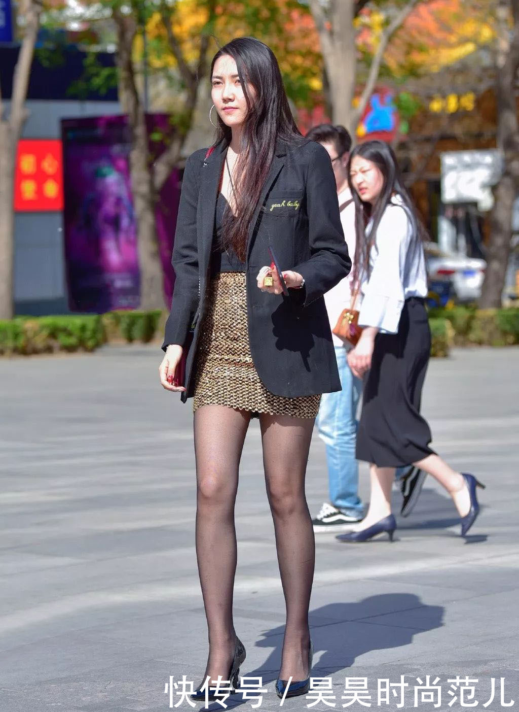 黑色|气质女孩偏爱小西装搭配,即便只搭一条高腰半身裙,也照样有魅力