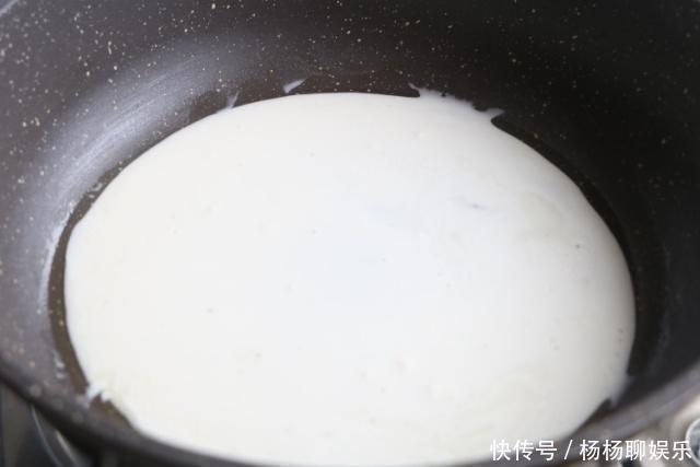 不发面不烫面,快手5分钟就能出锅的韭菜盒子,皮薄馅大不漏汁