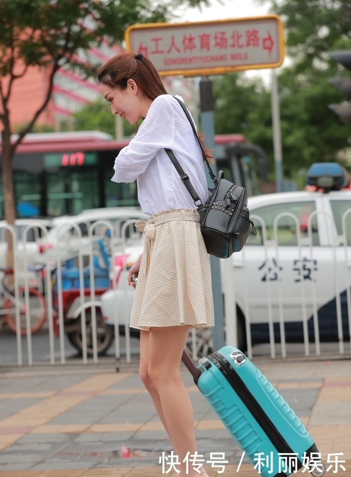 白色衬衫|街拍:白色衬衫的清纯小姐姐,搭配米色格子裙,尽显少女俏丽气质