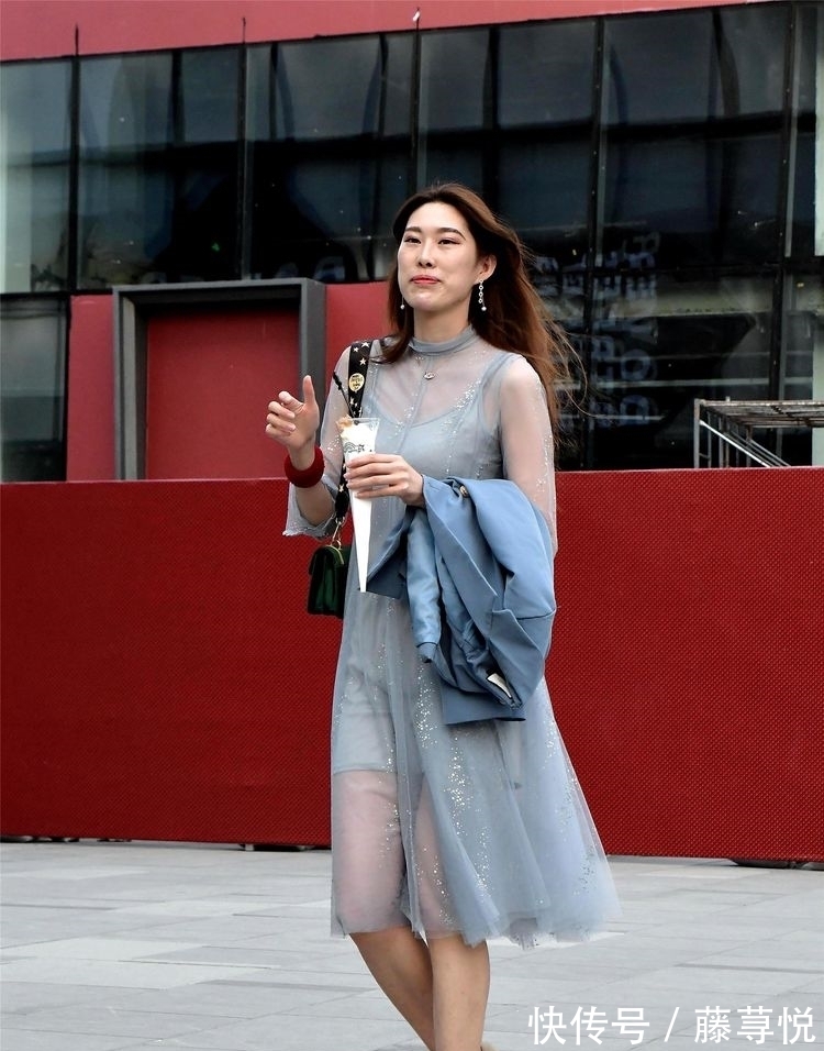 透视 美女穿着一件透视的连衣裙,有着一种若隐若现的美