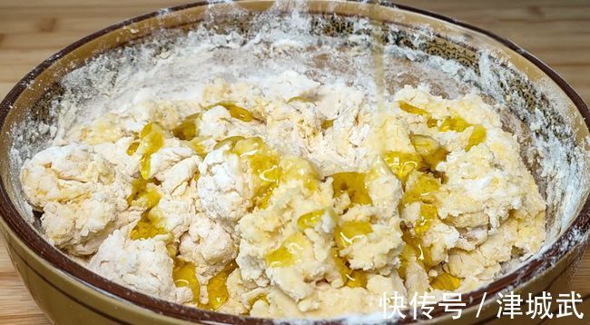 想吃面包不用买，方法简单不用烤箱，在家就能做，出锅暄软又拉丝