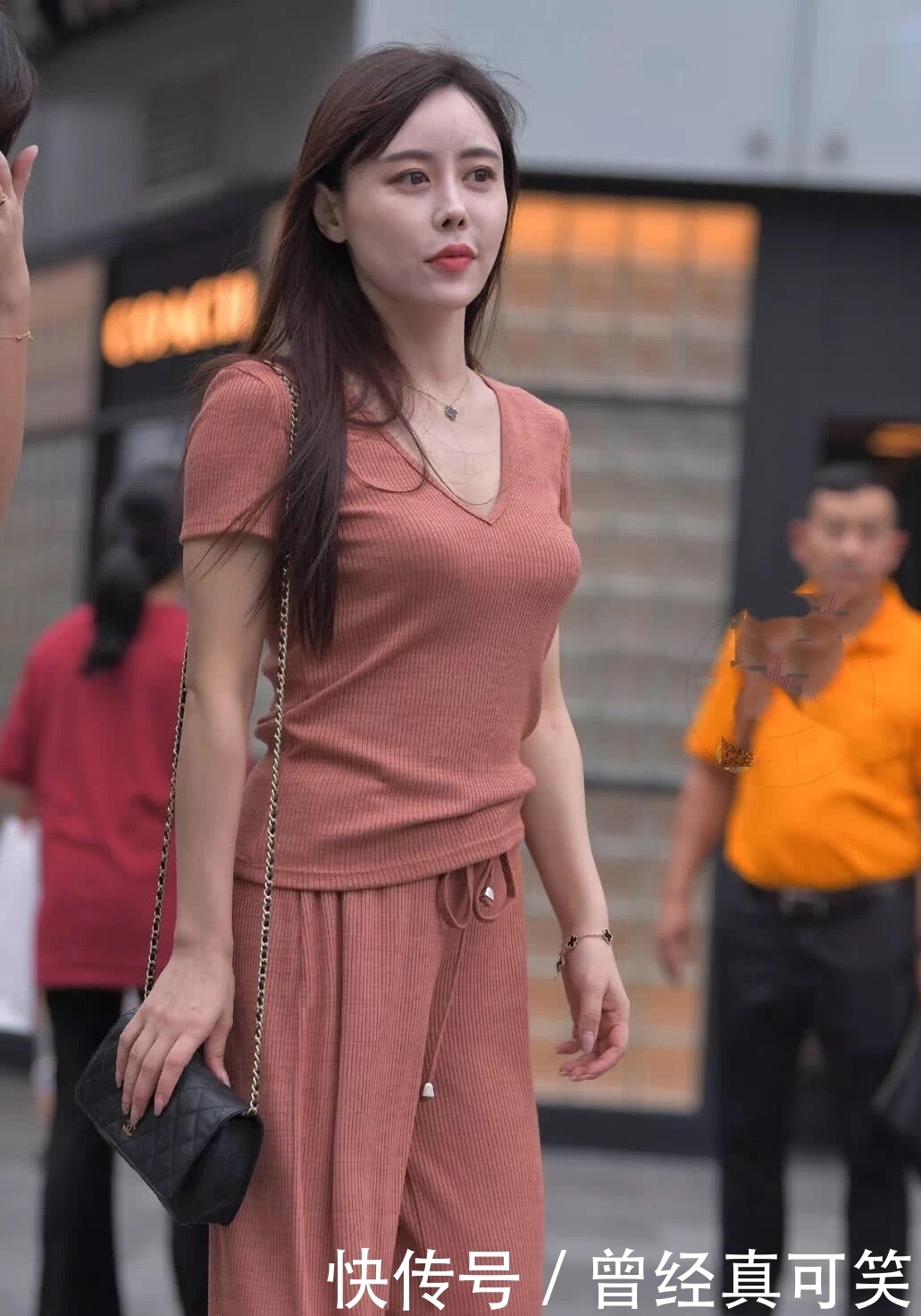 街拍美女：小姐姐最显气质的阔腿裤套装，人人可驾驭！