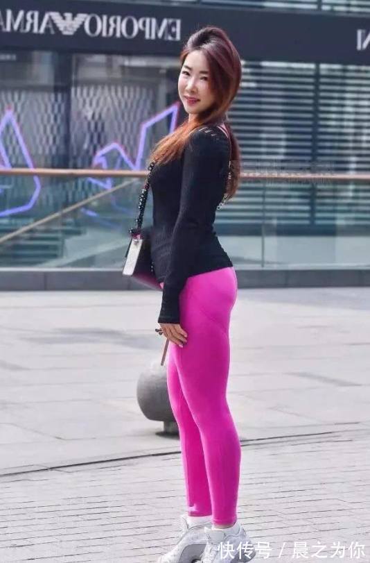 身材 英姿飒爽的打底裤美女，充满优美曲线，彰显女性好身姿！