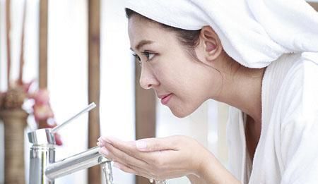 暗沉|很多人洗脸都是刚沾水就用洗面奶,这是错误的,难怪毛孔大还暗沉