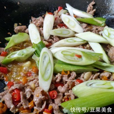 浓郁|#少盐饮食 轻松生活#微辣、葱香浓郁，羊肉香嫩不膻的葱爆羊
