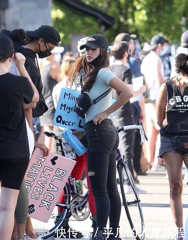 街头最靓丽的辣妈,把牛仔裤穿这么合身,你们心动了没