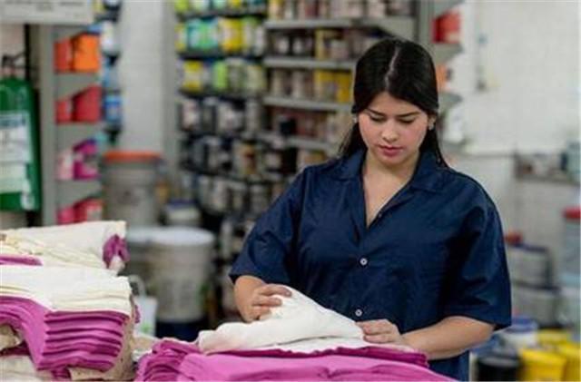 新买的衣服要不要先洗再穿听服装老板说完，才知错了很多年