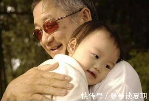 老人|爷爷晚上哄娃睡觉不哭不闹,妈妈偷看后气炸了离我女儿远一点