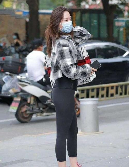 街拍|瑜伽裤时尚感更强，穿着尽显曲线美，自信大方又迷人
