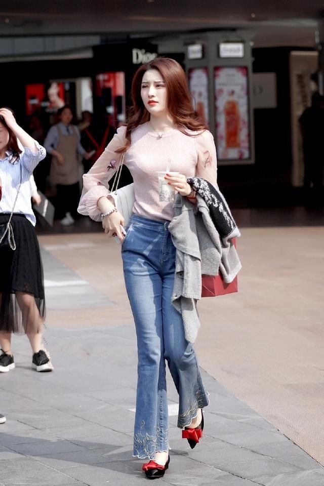 美女阔腿裤装扮出的自然美感，尽显你与众不同的时髦气质