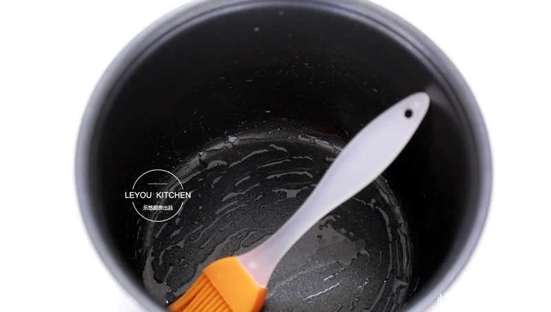 想吃枣糕,用电饭锅就能做,不用打发,不用发酵,拌好面糊就入锅