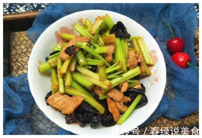 炒芹菜时,到底需不需要焯水很多人做错了,难怪芹菜难吃还塞牙