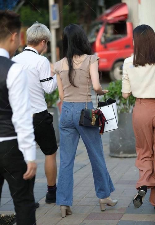 牛仔阔腿裤 潇洒飘逸的牛仔阔腿裤,质感轻薄,如何搭配更显时尚感?