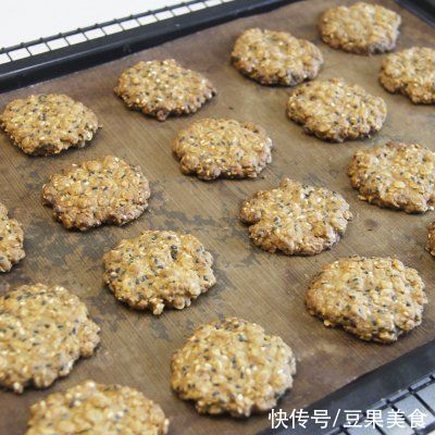 好吃的高纤燕麦芝麻饼干，是不是很有食欲呀