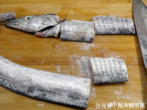  煎鱼|煎鱼时，有人抹姜汁，有人拍面粉，都不对！厨师长教你正确做法