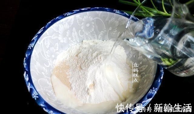 搅拌均匀|手不沾面,教你做葱花饼,早起5分钟搞定,越放越香软