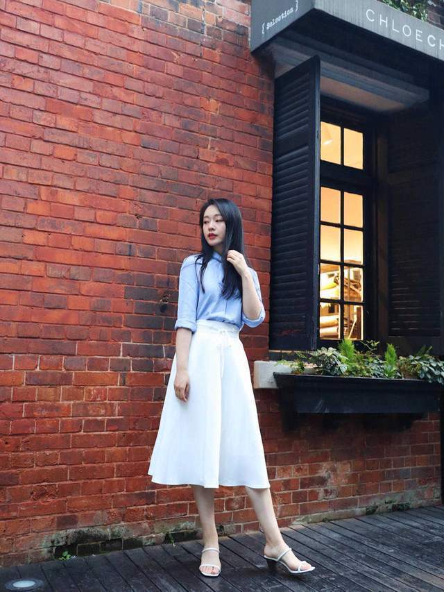 衬衫搭配|梨形身材和微胖女孩的福利,蓝色衬衫搭配白色半身裙,时髦大气