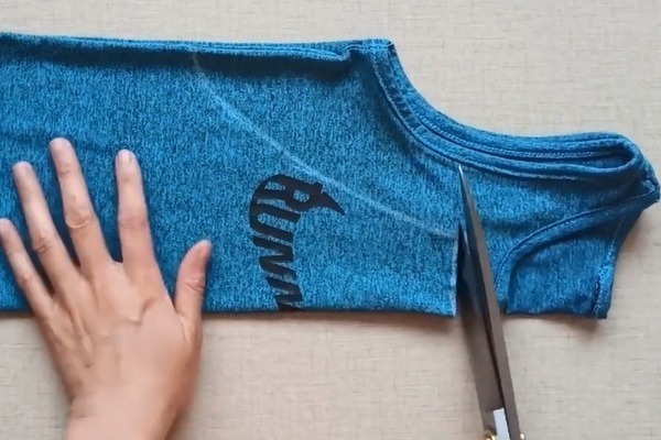 实用|你家有旧背心吗对折剪一刀,成品太实用了,大人小孩都能用!