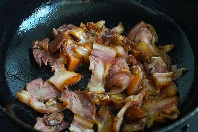 入冬后，给家人多吃这肉，和芹菜简单一炒，香味扑鼻，馋到流口水