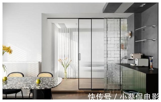 水泥|89㎡舒适两居，装修巧用「百叶窗+玻璃砖」，高级又通透！