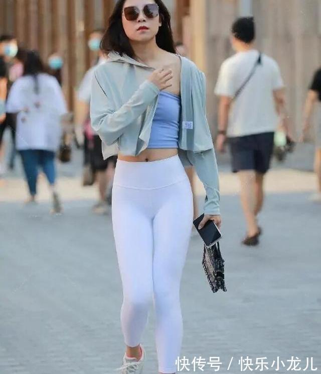 高跟鞋 修身的打底裤让美女身材更胜一筹,穿错很尴尬,大方美观