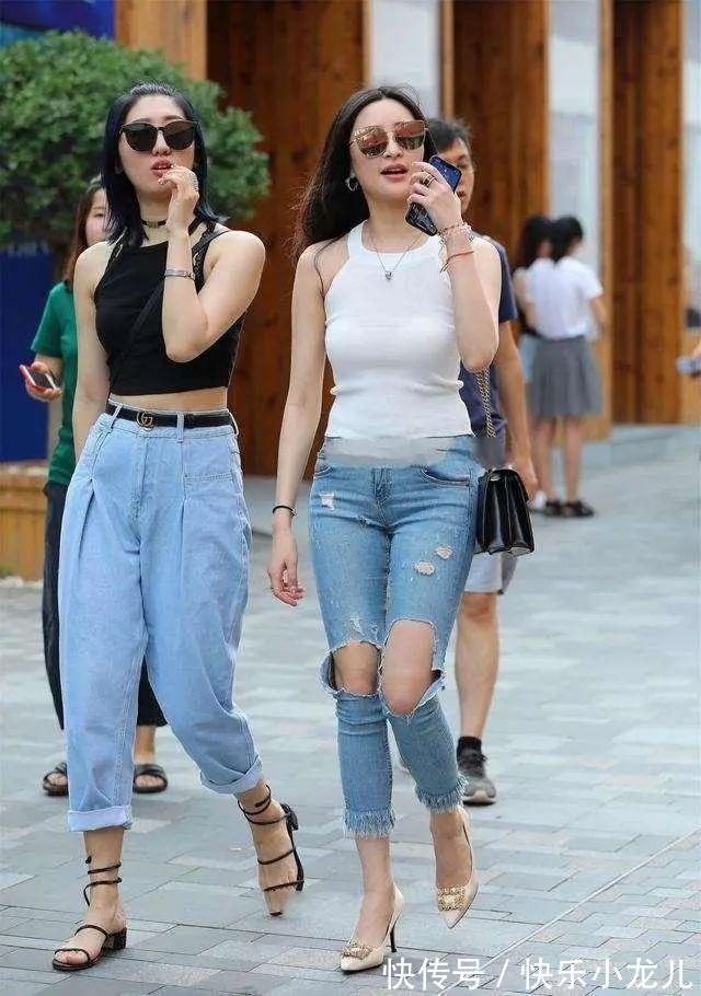 高跟鞋 白色高领背心搭配蓝色破洞牛仔打底裤,街头感十足,气质风华绝代