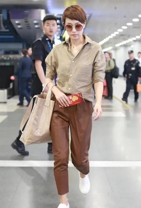 茶色|马伊琍把“上浅下深”带火了,奶茶色衬衫配烟管裤,温柔又高级