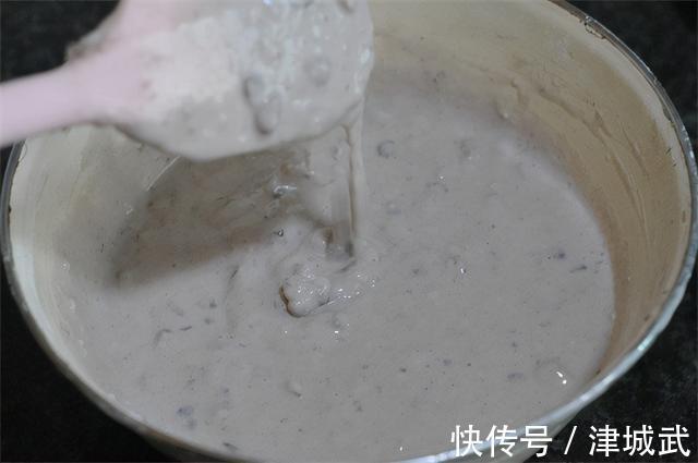儿子爱上这早餐,粉粉糯糯特松软,10分钟连碗端上桌,好吃!