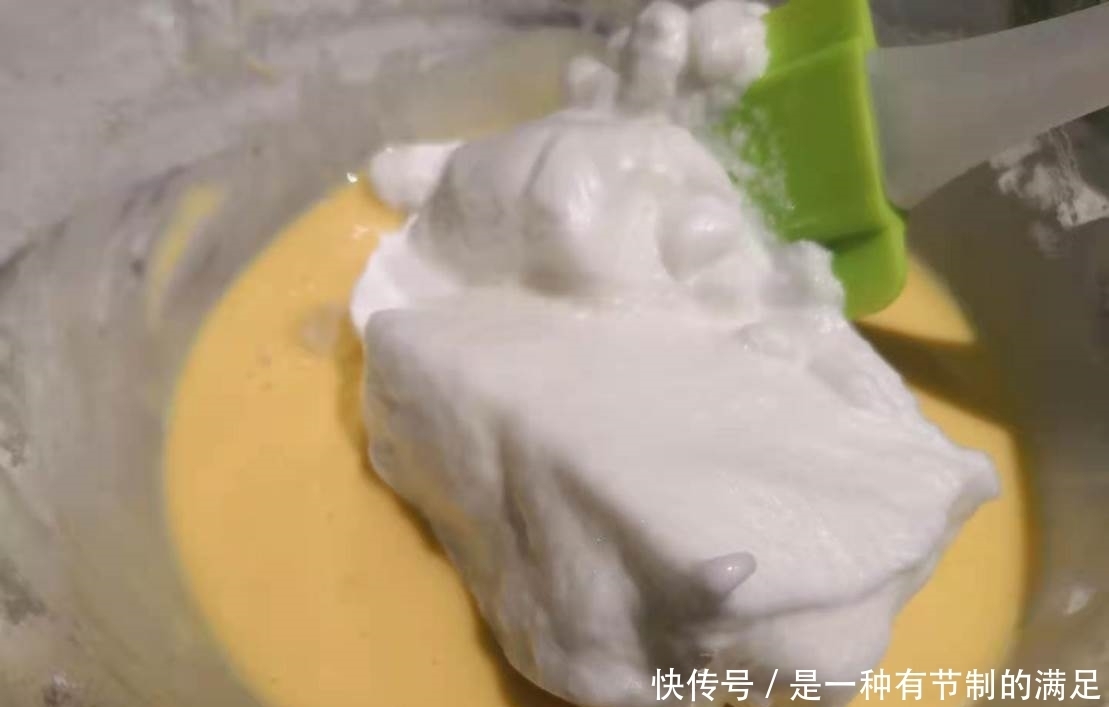 做好这一步,普通的戚风蛋糕,也能拥有“水光肌”