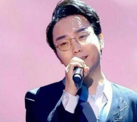 舞台|成了国民骄傲，藏了14年的李玉刚，离开舞台现出原形，究竟为何？