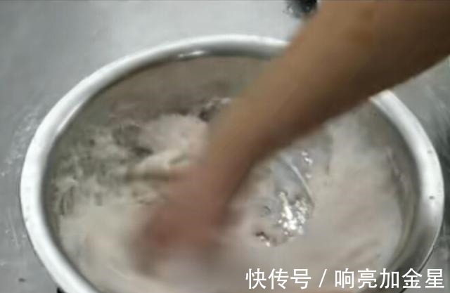 鱼丸|做鱼丸不要纠结凉水能否飘起，鱼肉馅黏稠才是最重要的！