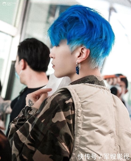 发型|范丞丞又染新发色了!蓝色渐变发型“撞衫”机场工作人员