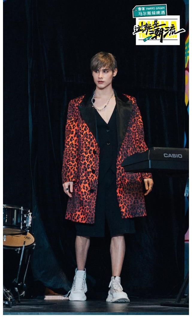 利路|利路修一口气换了6套衣服，不愧是衣架子，哪套都好看，你们更喜欢哪套呢？