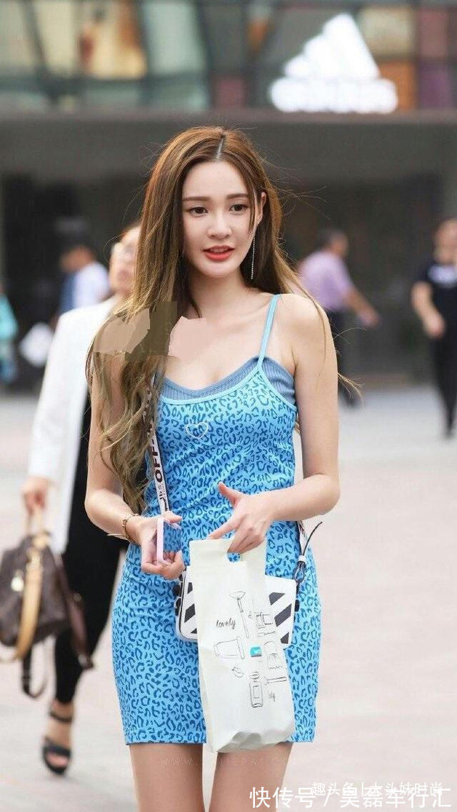 撩人 蓝色吊带连衣裙搭灰色小短靴,时尚有活力,甜美又撩人