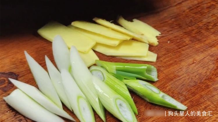 把整只鸡放到盐水中一泡,出锅皮脆肉嫩,不柴不腥,实在太厉害了