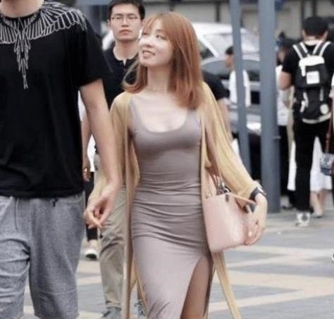 合身感 小哥哥逛街都不撒手,这个女朋友太幸福了吧