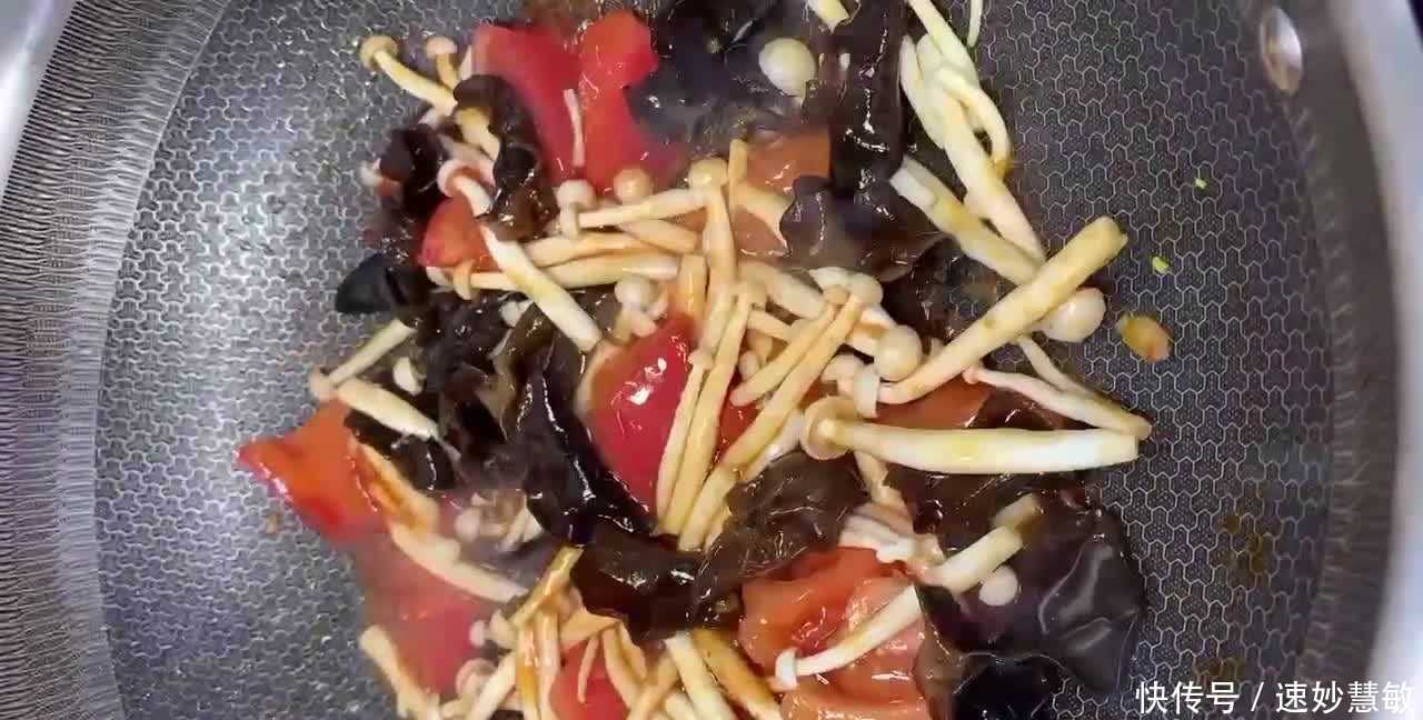 制作西红柿木耳炒鸡蛋时,加入一样配菜,鲜香味美孩子喜欢都喜欢