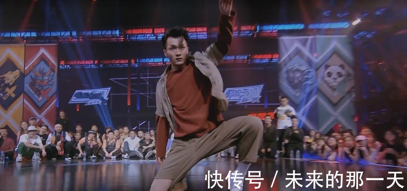 b《街舞2》范范劈叉晉級(jí)總決賽,馬曉龍堪比對(duì)決王,雖敗猶榮