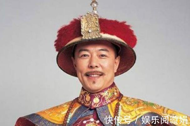 张铁林对女嘉宾全程“挪不开眼”，面露笑意，当评委还是选妃子