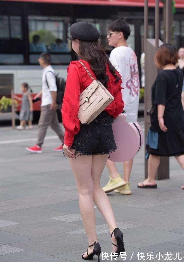 身材 贴身舒适的打底裤给人温暖时尚的感觉,展示美好身材,简单搭配