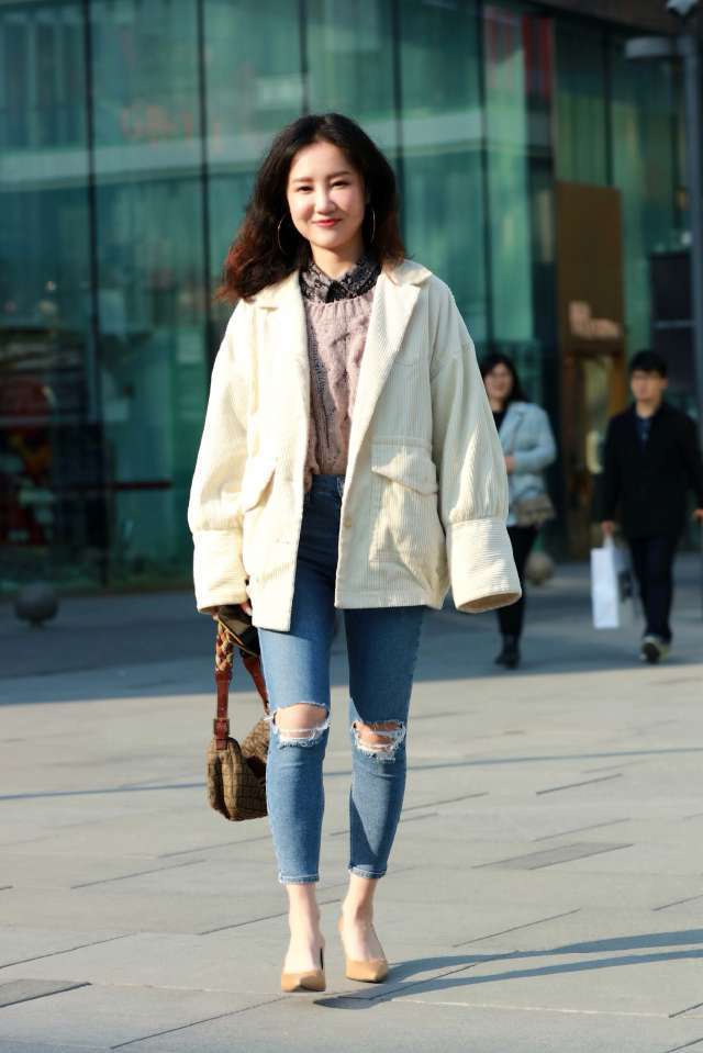 款式|街拍:常规款式搭配永远受到女士的青睐