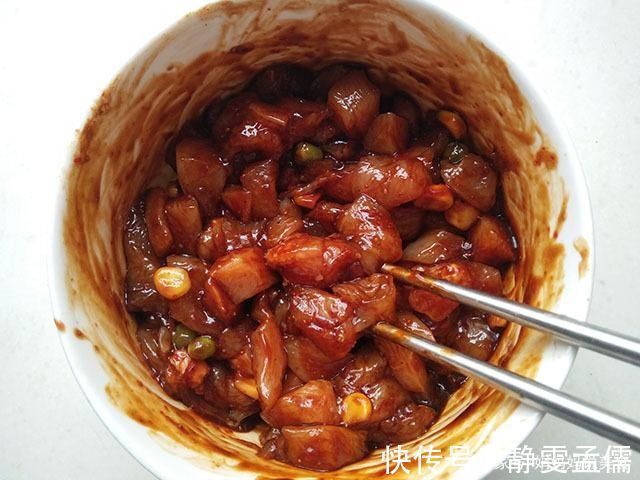 一块鸡胸肉几张手抓饼,腌制好烙一烙,皮薄如纸馅鲜香,简单好吃