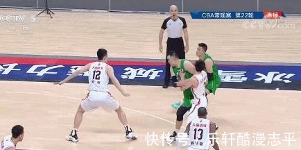 韩德君|严惩胡明轩!赵继伟、郭艾伦被垫脚,韩德君更是被恶意肘击!
