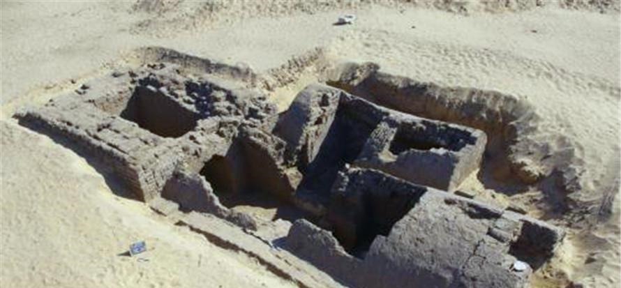 陪葬品!专家挖掘一座机关墓,发现一对盖着被子的男女,经鉴定是外国人!