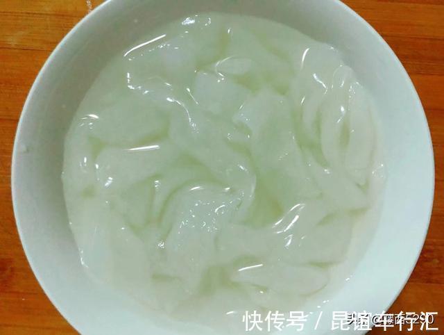 宽粉|尖椒炒东北水晶大拉皮,三分钟出锅的快手菜,谁吃谁香