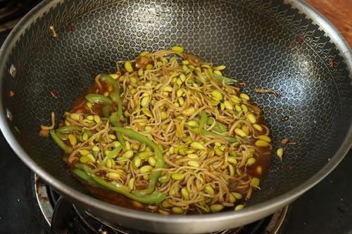 营养|想吃豆芽不用买了，教你在家发豆芽，5天就能吃，脆嫩营养又卫生