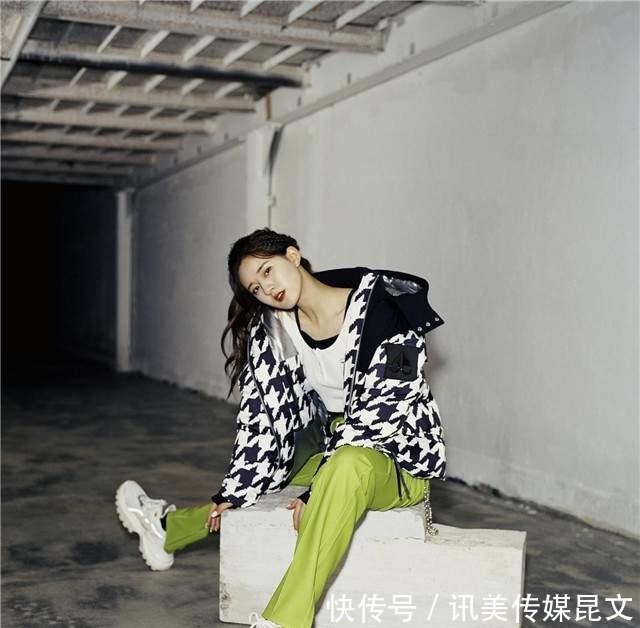 气质|秋冬穿羽绒服,别老是穿黑色了,试试这几种减龄色,时髦还显气质