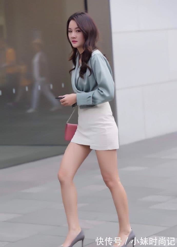 服饰 街拍:着一身浅色的服饰,做一个优雅的女人