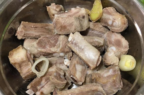 炖排骨|炖排骨一煮就老?多数人此步易做错,难怪排骨不入味儿也不鲜!