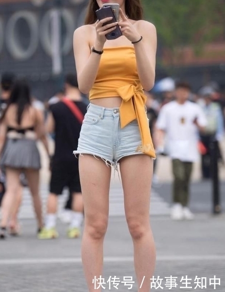 鲜黄色上衣,衣摆打蝴蝶结,搭配牛仔热裤,仿佛重回25岁